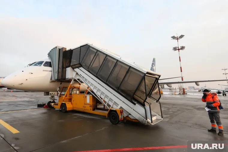 Самолет с Навальным экстренно посадили в Омске