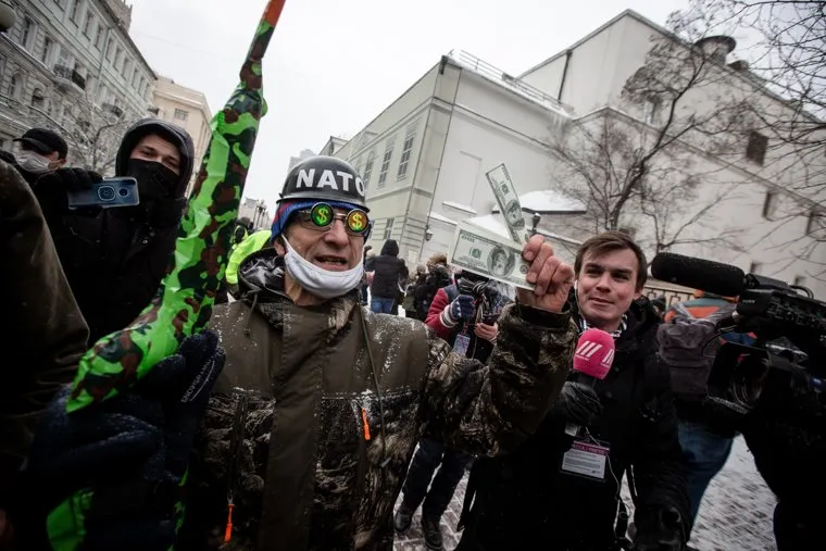 Несанкционированная акция «Цепь солидарности» в день Святого Валентина вдоль улицы Старый Арбат. Москва