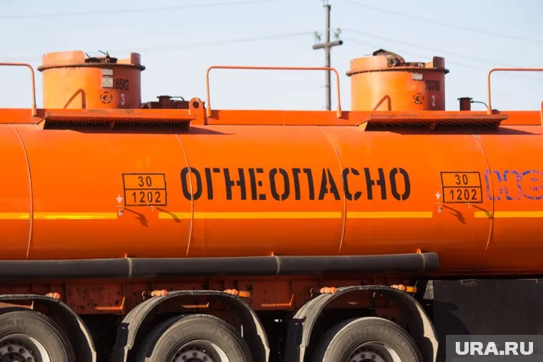 Бензовоз эвакуируют на трассе М-5 на границе с Башкирией