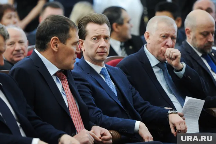 Владимир Бурматов (в центре) может сменить регион, говорят в Зауралье