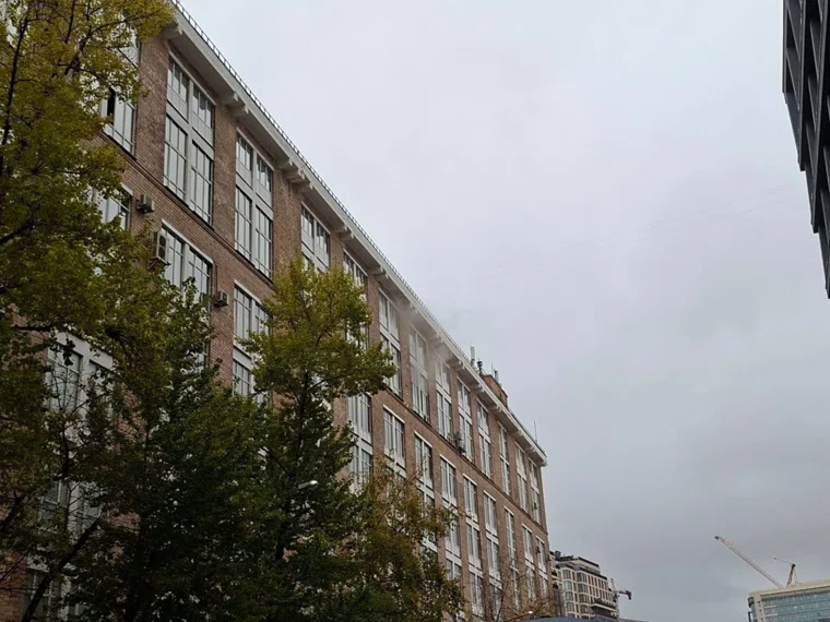 На кадрах виден дым из окна