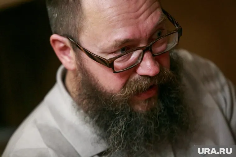 Стерлигов ищет служанку с функциями секретаря.