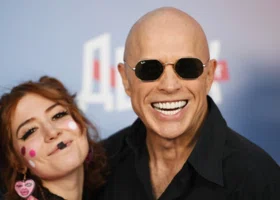 Три жены, три сына и неповторимая харизма: человеку-мему Сергею Дружко — 57