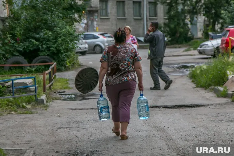 Жители дома на Гагарина, 49, ждут появления холодной воды