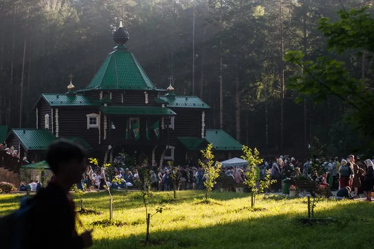 Крестный ход, приуроченный к 100-летию со дня убийства царской семьи. Екатеринбург , монастырь, ганина яма, толпа