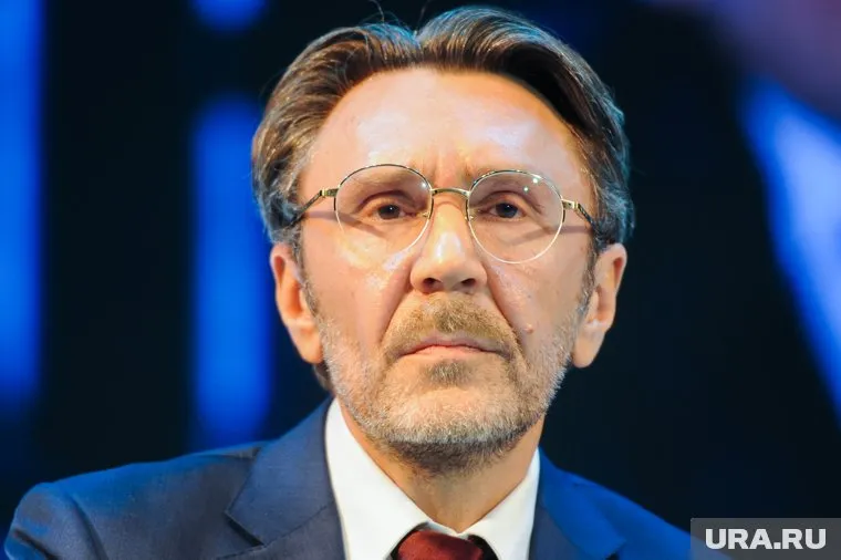 В песне Сергей Шнуров высмеивает «голую» вечеринку