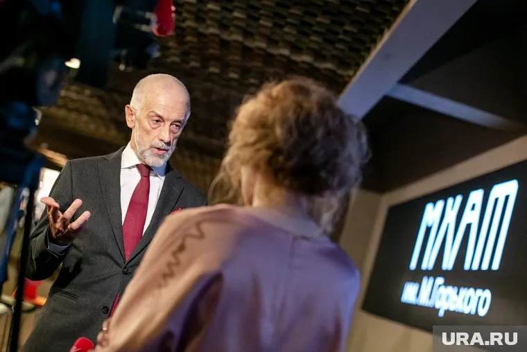 Источник в МХАТ им. Горького рассказал, что скандал в театре связан с желанием федеральных властей сменить руководство
