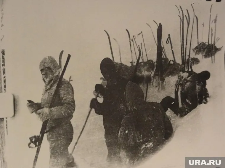 Последний кадр с пленок дятловцев — установка палатки на склоне горы. По мнению лавиноведов, уклон достаточен для схода «снежной доски»
