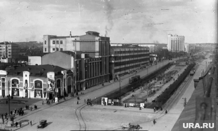 В течение ХХ века площадь Парижской коммуны была полностью перестроена