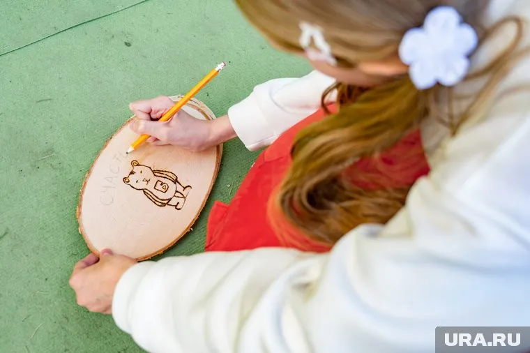 Детей на каникулах хотят научить рисовать, лепить из глины и делать аппликации