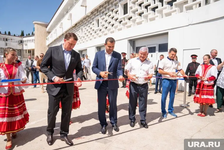 На открытии присутствовало множество важных персон