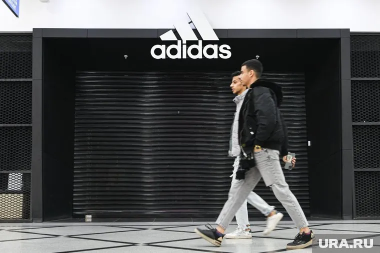 Ранее в Adidas анонсировали, что закроют все розничные магазины в России с 13 марта