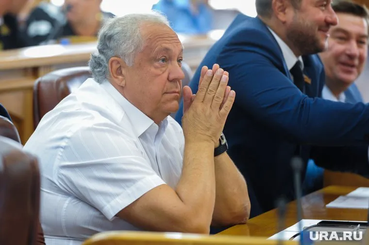 Николай Янов отказывается говорить, есть ли у него зарубежные счета и вид на жительство