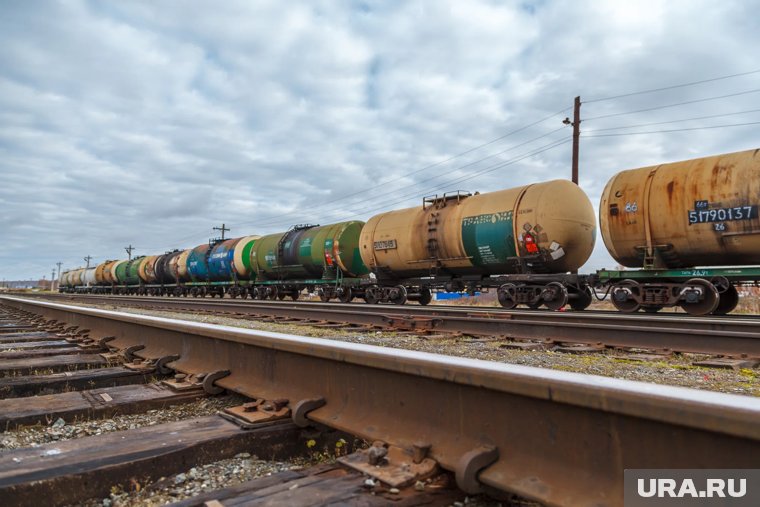 Горящие цистерны, задержки, и пожарные поезда: что известно о пожаре на Свердловской железной дороге  