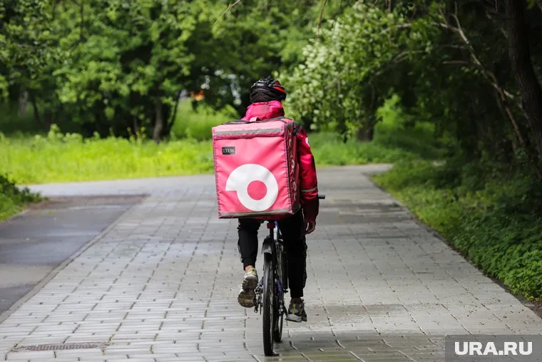 Спрос на курьеров за год вырос вдвое, а средний заработок достиг 92 тысяч рублей