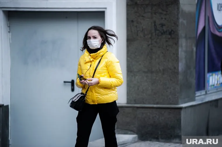 В Роспотребнадзоре посоветовали екатеринбуржцам использовать маски и респираторы и не выходить на улицу (архивное фото)