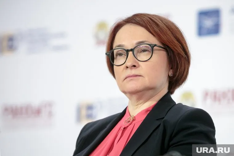 По мнению главы ЦБ, россияне должны иметь возможность спокойно перечислять деньги с одного счета на другой