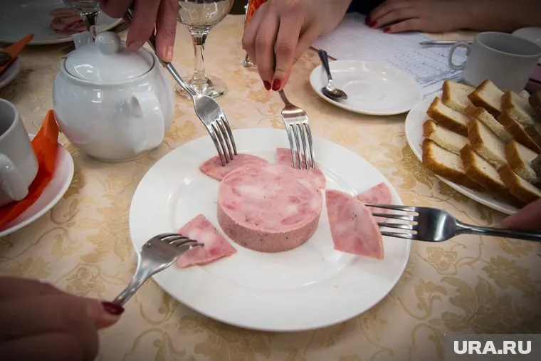 Коммунист обвиняет единоросса в подкупе колбасой