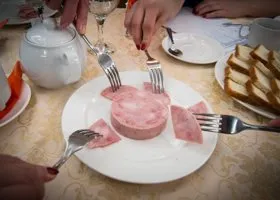 В Зауралье единороссов обвинили в откармливании избирателей колбасой