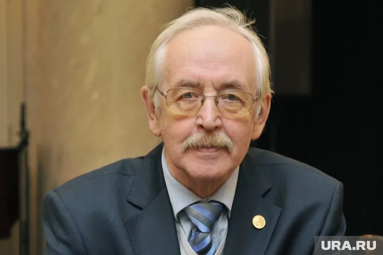 Василию Ливанову тяжело двигаться после перенесенного инсульта, передает Mash