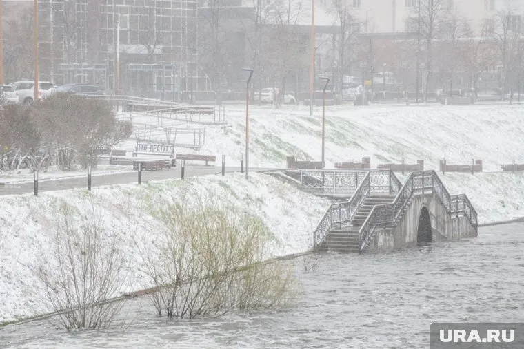 Екатеринбург сначала залило дождями, а потом засыпало снегом