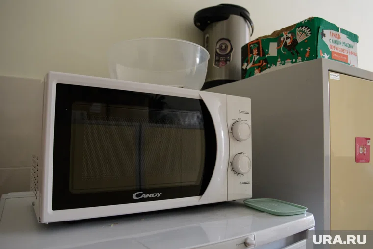 Подросток засунул сотовые в микроволновку ради конспирации