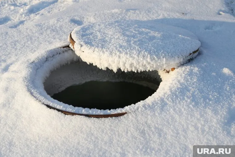 Открытый люк был ничем не огорожен