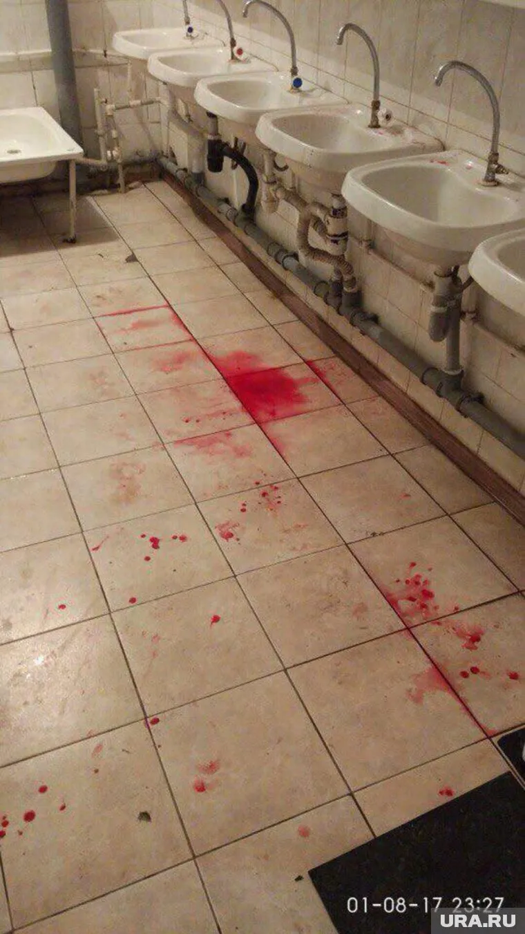 По словам очевидцев, кровью залита вся казарма