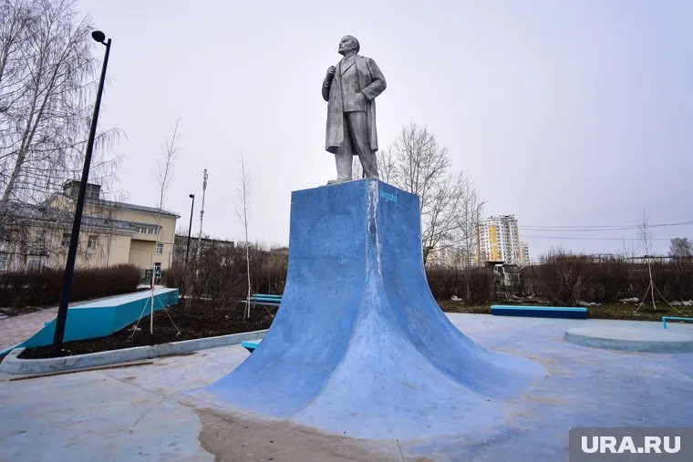 Памятник Ленина, вокруг которого строят скейт-парк. Верхняя Пышма