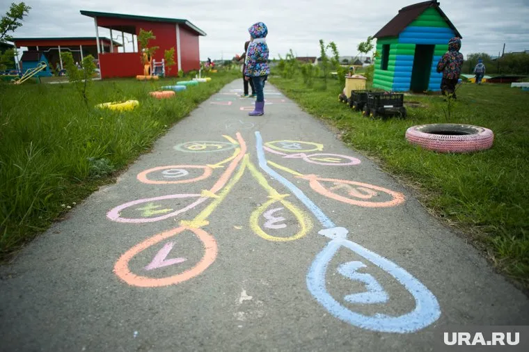 Воспитатели регулярно покупают игрушки и канцтовары за свой счет