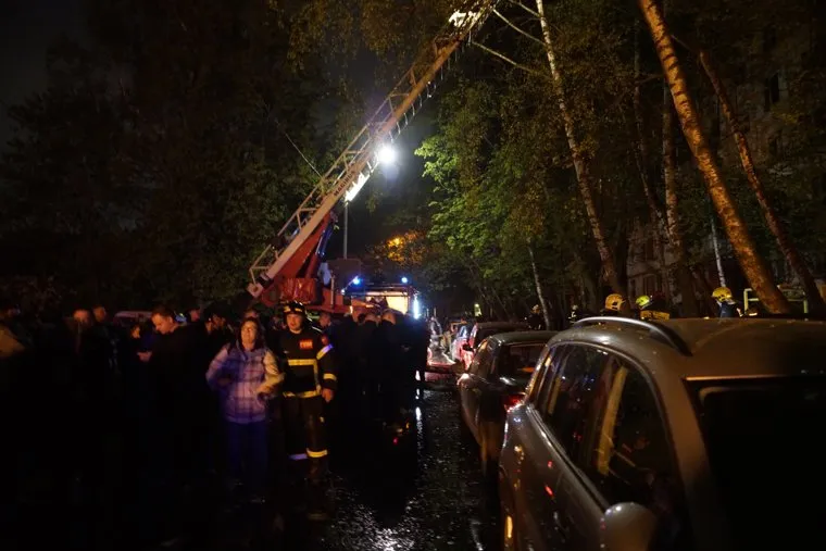 Жителям разрешили вернуться в свои квартиры в пострадавшем от взрыва и пожара доме в Москве