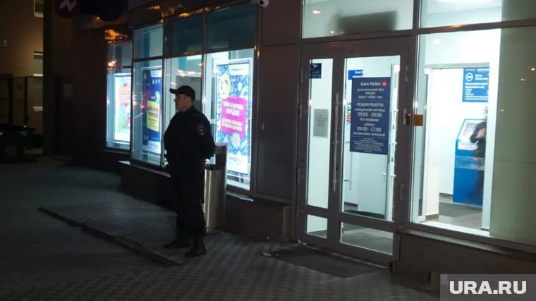 На место происшествия приехали полицейские