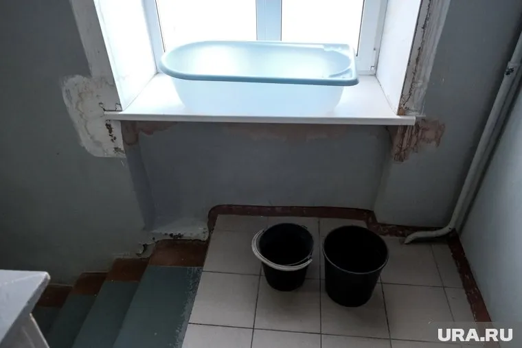 Администрация вынуждена ведрами бороться с протечкой воды
