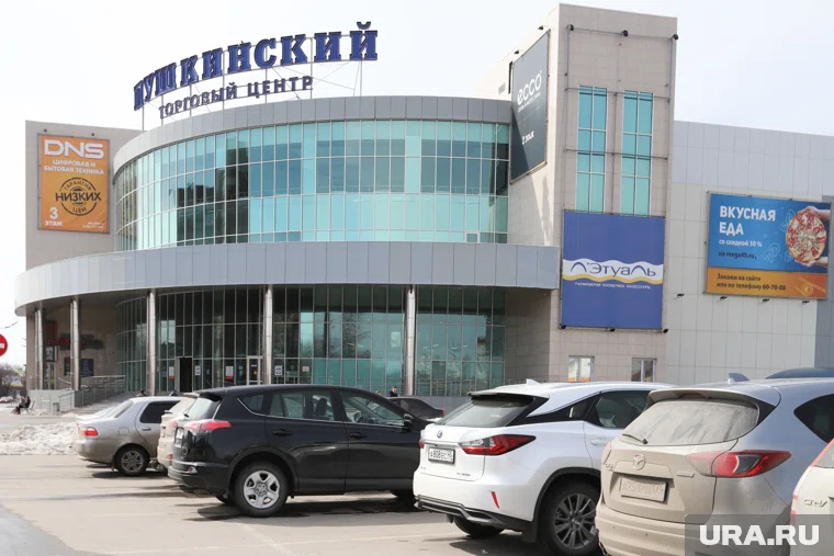 На здании ТЦ в Кургане установили новый экран для рекламы