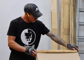 Аналитики назвали максимальную зарплату столяра в Перми