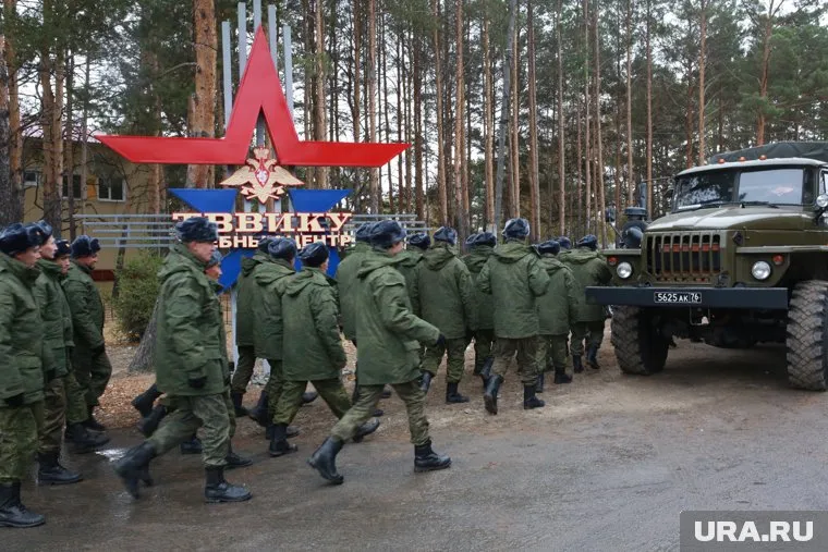 На полигоне ТВВИКУ мобилизованные учатся стрелять и оказывать первую помощь