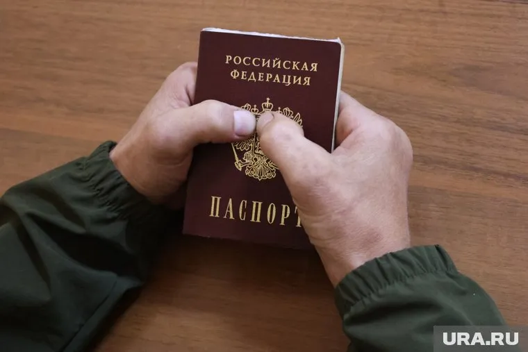 Лихачев подал документы для получения паспорта РФ, его сделают через несколько недель, заявил источник