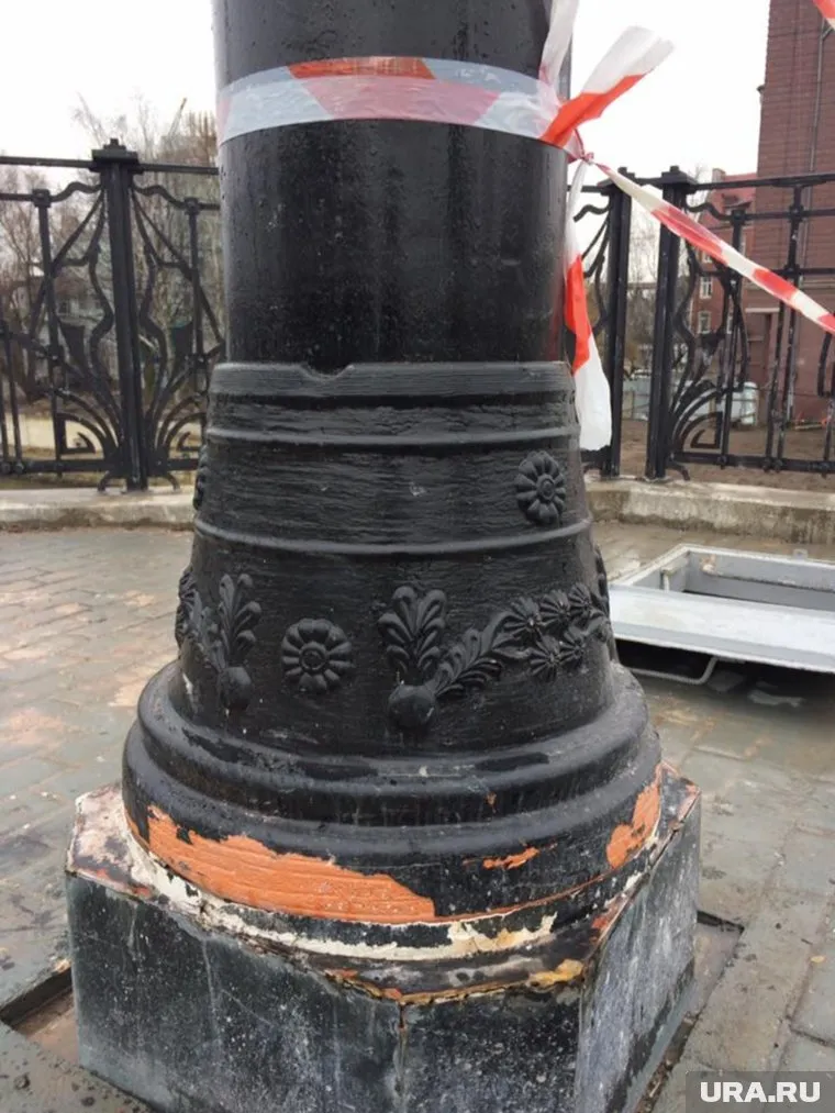 Цветочный горшок в основании опоры освещения в Калининграде