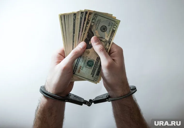 Во время обысков у подозреваемых нашли деньги в российской и иностранной валюте
