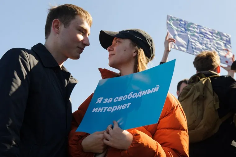 Несанкционированная акция сторонников Алексея Навального "Он нам не царь". Екатеринбург, влюбленные, интернет, пара, свобода слова, цензура, молодежь