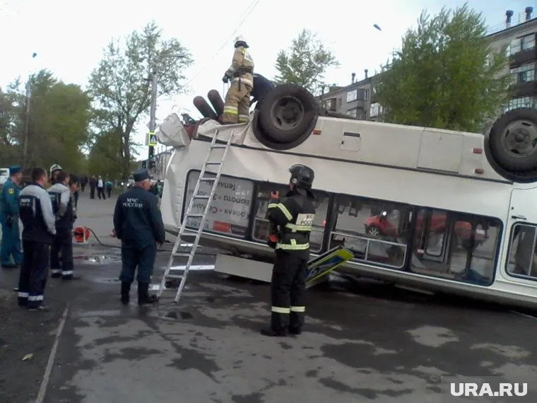 На месте ДТП продолжают работать пожарные