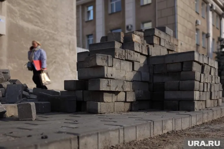 Специалисты ХМАО завершают строительство Аллеи Победы в Макеевке