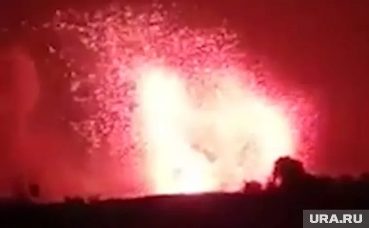 На кадрах видны яркие вспышки