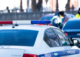 В Челябинске жестко задержали водителя, который заехал на капот другого авто