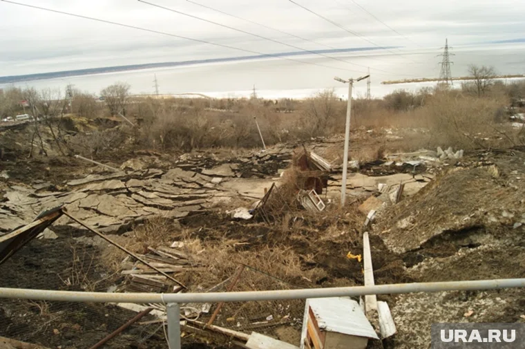 Причиной обрушения моста стал оползень (архивное фото)