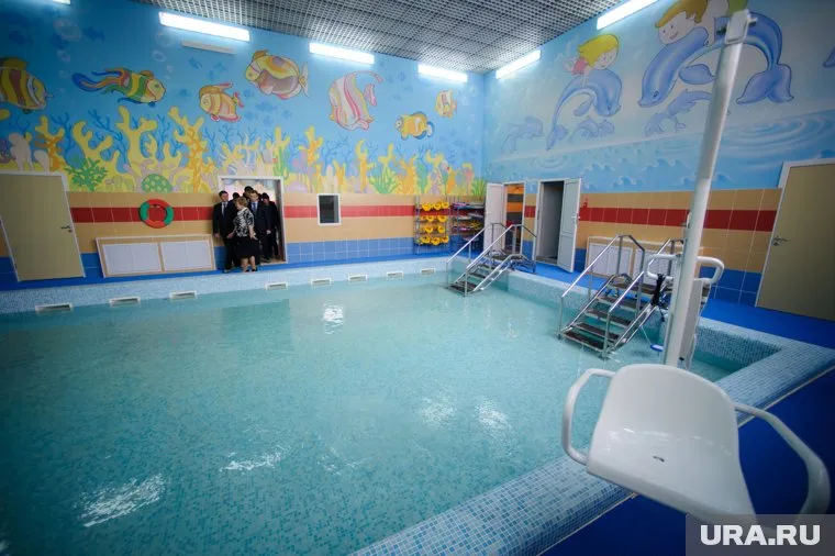 В помещении с бассейном работают специалисты (архивное фото)