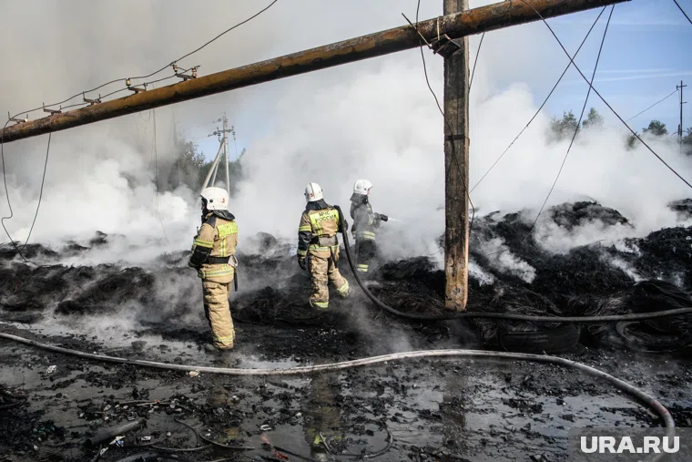 В Когалыме сгорел огромный ангар