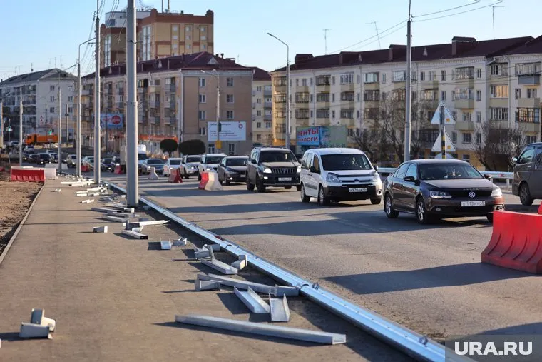 На мосту осталось установить перильные ограждения