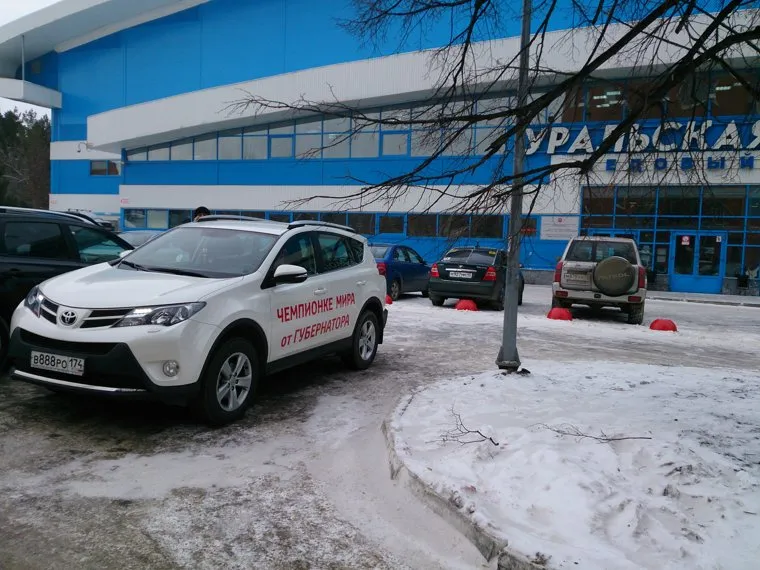 Фаткулина Ольга на подаренной Юревичем RAV4 около Уральской молнии. Челябинск, фаткулина ольга, rav4