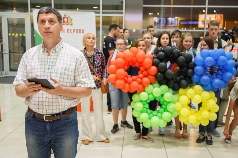 Встреча олимпийцев в аэропорту Кольцово. Екатеринбург, олимпиада, воздушные шарики, кольца, рапопорт леонид, олимпийские игры